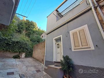 Casa su 2 livelli con terrazzino. Arredata.
