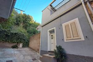 Casa su 2 livelli con terrazzino. Arredata.