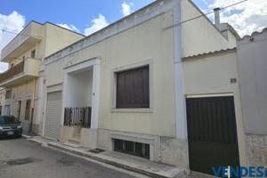 GRANDE CASA CON AMPIO GIARDINO BOX E CANTINA ZONA