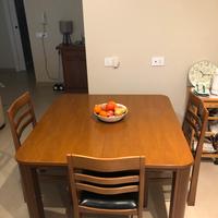 Tavolo quadrato 112 e sedie in legno di noce