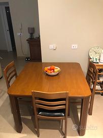 Tavolo quadrato 112 e sedie in legno di noce