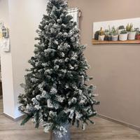 Albero di Natale innevato