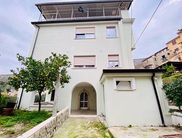 Villa di 270 m² con più di 5 locali e box auto a C