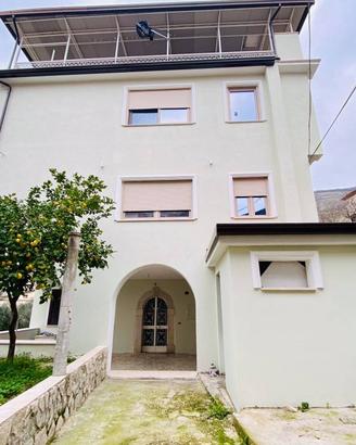 Villa di 270 m² con più di 5 locali e box auto a C