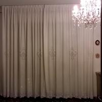 Eleganti tende (a 2 pannelli) con decori traforati