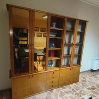 Libreria in legno con vetrine e cassettiera