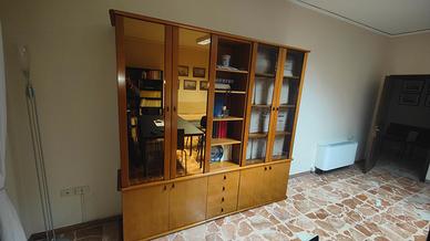Libreria in legno con vetrine e cassettiera