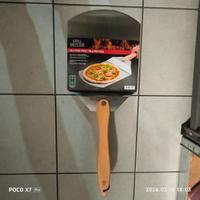 Pala e pietra refrattaria per pizza.