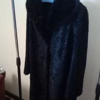 Pelliccia di agnellino con girocollo.