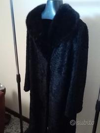 Pelliccia di agnellino con girocollo.