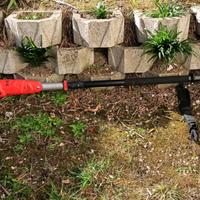 sramatore elettrico telescopico Black +Decker