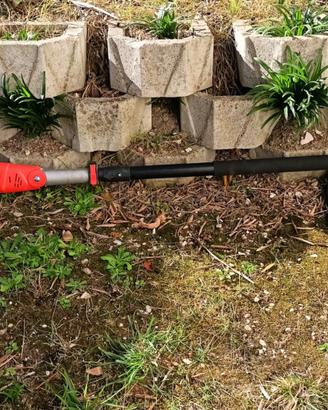 sramatore elettrico telescopico Black +Decker