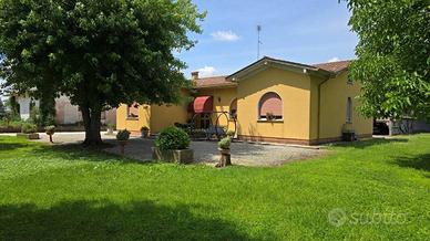 Villa di 550 m² con 5 locali e box auto doppio a G