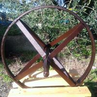 Ruota di una carriola antica