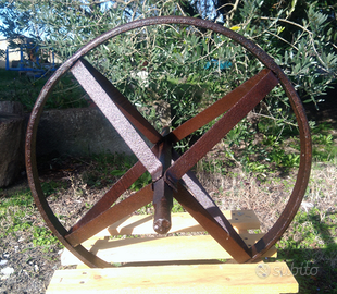 Ruota di una carriola antica