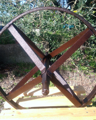 Ruota di una carriola antica