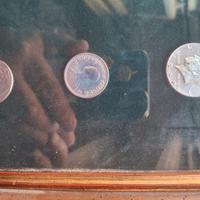 quadro con monete Americane e Inglesi e altre