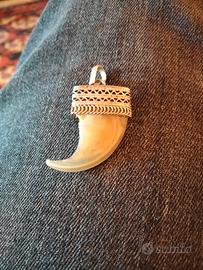 Pendente da collo con artiglio o dente di leone 