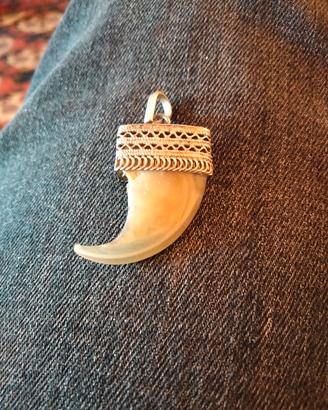 Pendente da collo con artiglio o dente di leone 