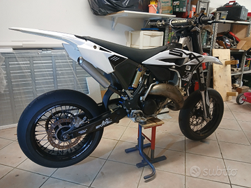 Motard 125 pista Yamaha tm