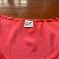 2  canottiere una rossa e una nera