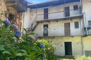 CASA DI CORTE A CASAPINTA