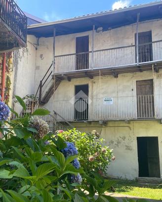 CASA DI CORTE A CASAPINTA