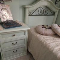 Letto e comodino decapé legno massello