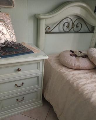 Letto e comodino decapé legno massello