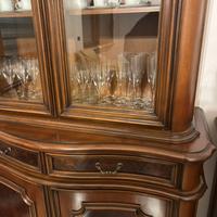 Credenza classica in legno con vetrina superiore