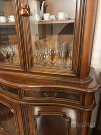 Credenza classica in legno con vetrina superiore
