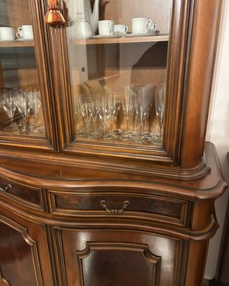 Credenza classica in legno con vetrina superiore