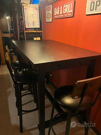 Tavolo con 4 sgabelli