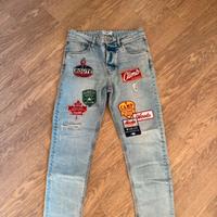 Jeans con loghi
