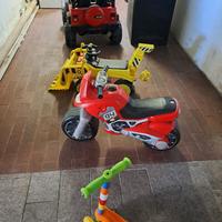 jeep , escavatore , moto e monopattino
