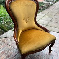 Poltrona classica in legno imbottita in velluto