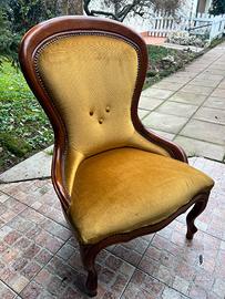 Poltrona classica in legno imbottita in velluto