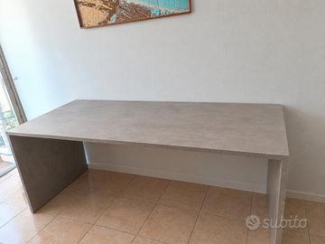 Scrivania ampia effetto cemento