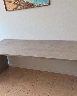 Scrivania ampia effetto cemento