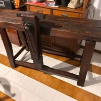 Antico banco con morsa