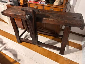 Antico banco con morsa