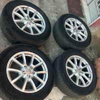 Cerchi in lega piu le gomme 80 % per la Audi Q5.