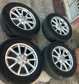 Cerchi in lega piu le gomme 80 % per la Audi Q5.