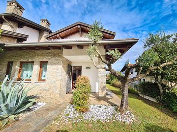 Villa di testa con giardino e porticato