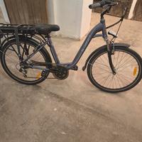 bicicletta  elettrica con pedalata assistita 