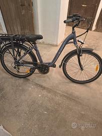 bicicletta  elettrica con pedalata assistita 