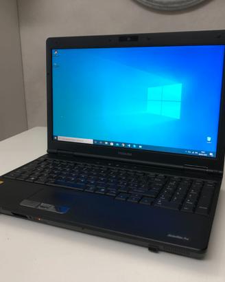 Toshiba Satellite i3 256 SSD win 10 Office 2016