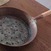 Padella forata per castagne in rame manico legno