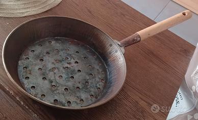 Padella forata per castagne in rame manico legno