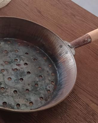Padella forata per castagne in rame manico legno
